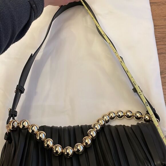 TOPSHOP ELEGANT VEGAN HANDBAG WITH BOLD GOLD DETAIL THAT SWINGS ACROSS B… - Picture 3 of 10